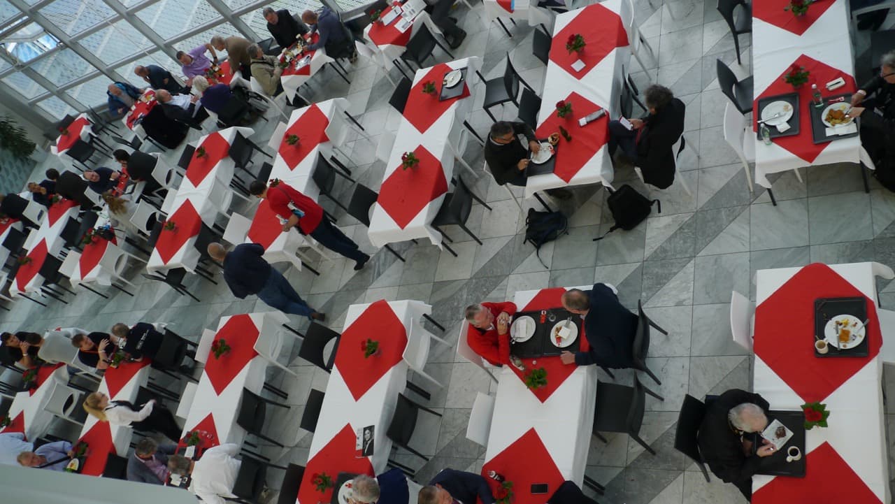 halbleeres Buffet bei der Messe