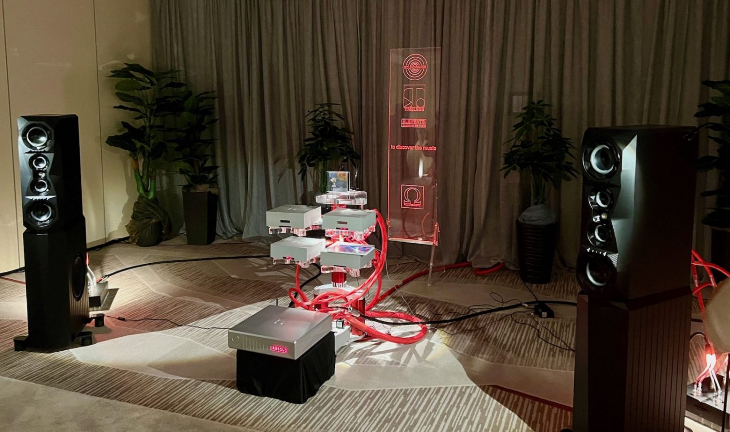 Soundwaves Anlage in Weiss Rot